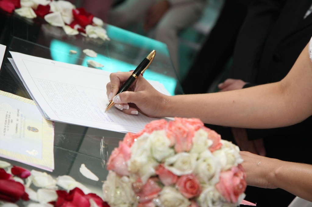 bride-signing-615556_1920.jpg